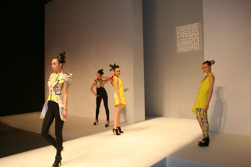 四川“錦繡德陽”亮相北京 服裝創(chuàng)意打造時尚游